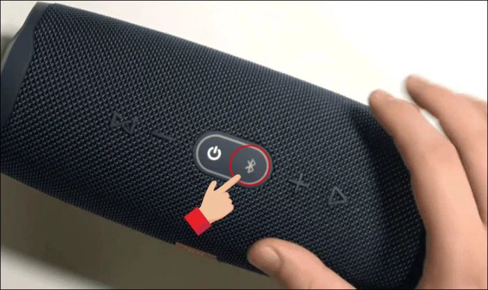 Nhấn giữ nút Bluetooth trên loa cho đến khi đèn báo hiệu xuất hiện