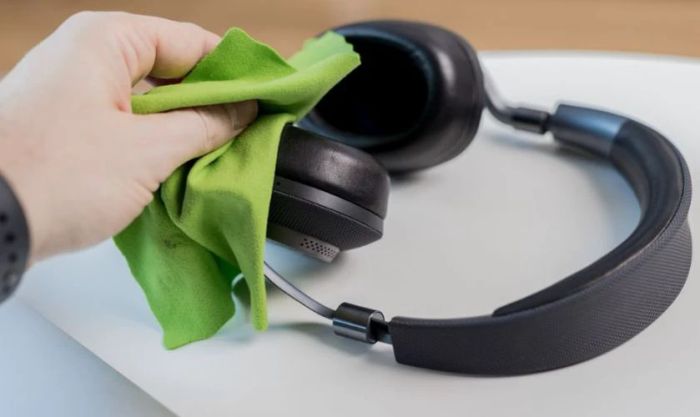 Làm sạch bề mặt đệm tai nghe một cách nhẹ nhàng bằng khăn mềm