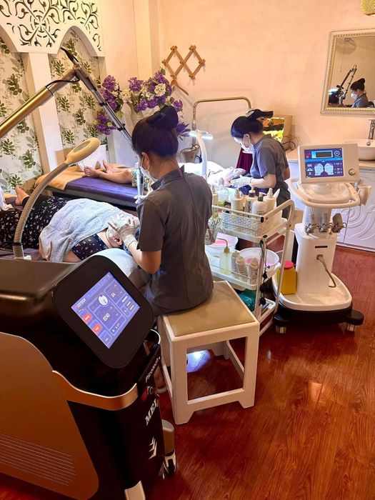 First image showcasing Sen Hồng Clinic, highlighting its modern facilities and serene atmosphere.