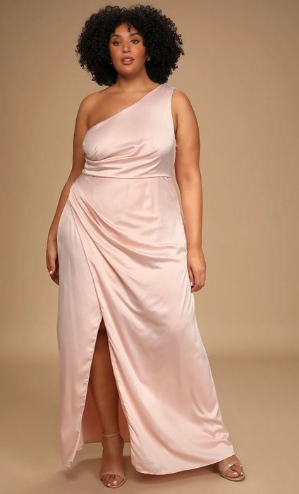 model wearing a beautiful blush pink maxi dress