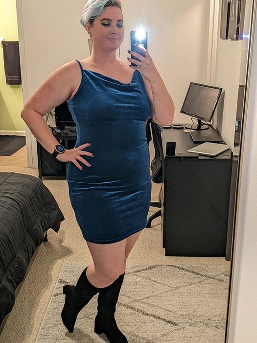 Another reviewer rocking the teal blue velvet dress in size XL