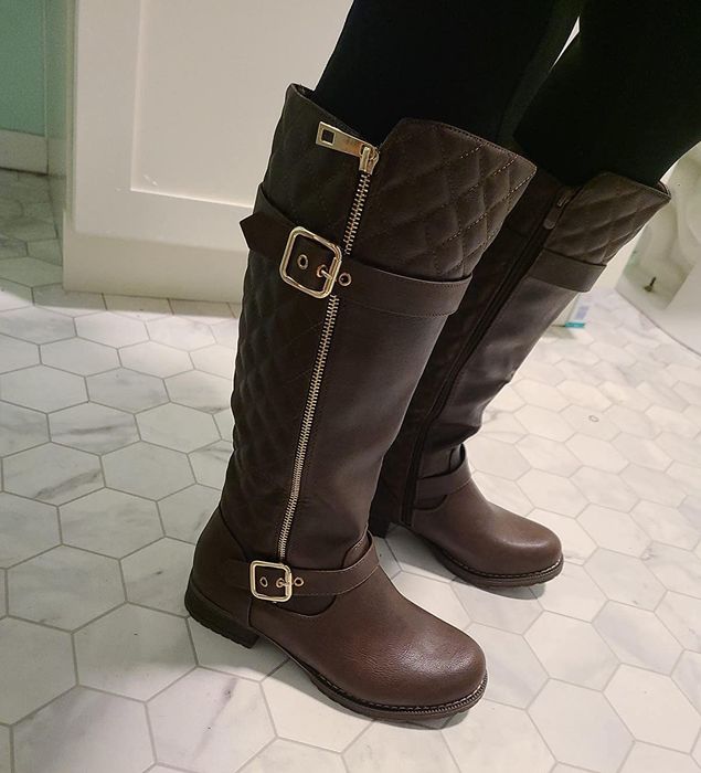 Reviewer wearing brown boots