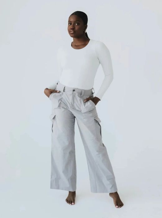 Model wearing the gray cargo pants