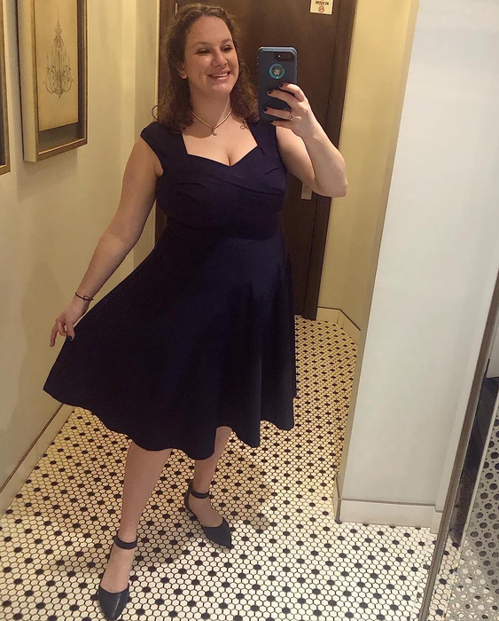 A reviewer modeling black low wedge flats