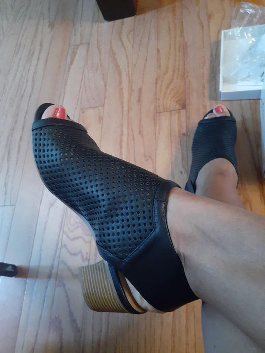 Another reviewer showcasing the black version of the boots