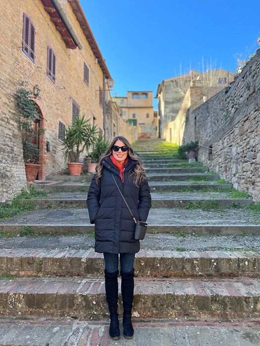 A reviewer wearing the jacket in black.