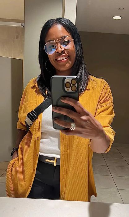 Reviewer modeling the yellow top