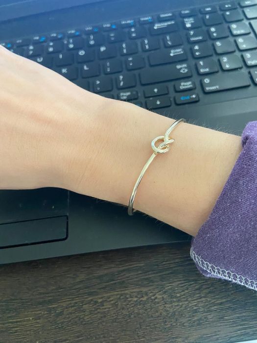 A reviewer modeling the yellow bracelet