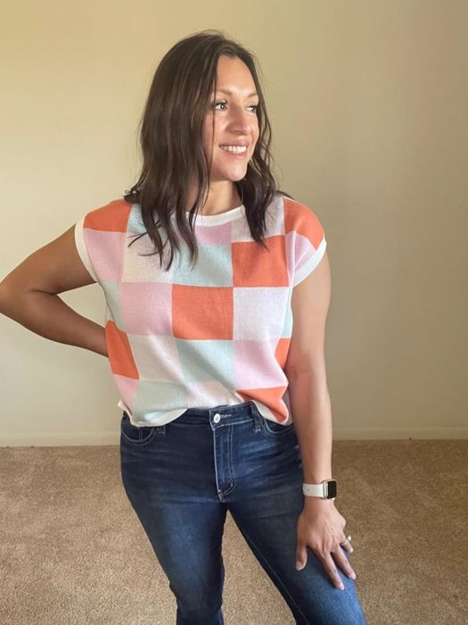 A reviewer modeling the pink top