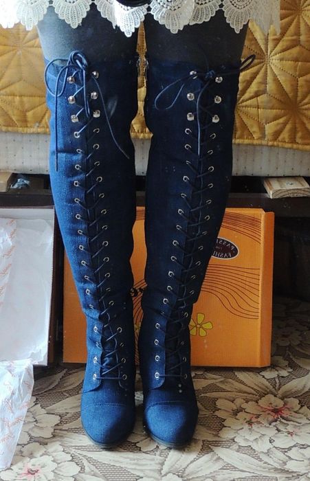 A reviewer sporting the boots in blue