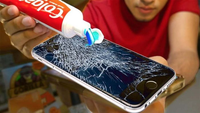 Cách sửa chữa màn hình điện thoại bị vỡ: Sử dụng kem đánh răng