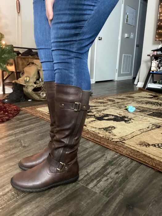 Reviewer wearing brown boots