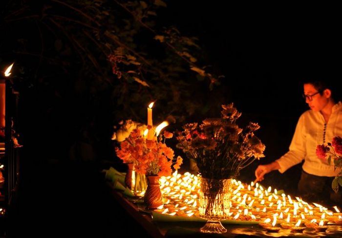 การะเกต์ ศรีปริญญาศิลป์ กับพิธีกรรมจุดประทีปที่ใช้ฤกษ์จากดวงจันทร์