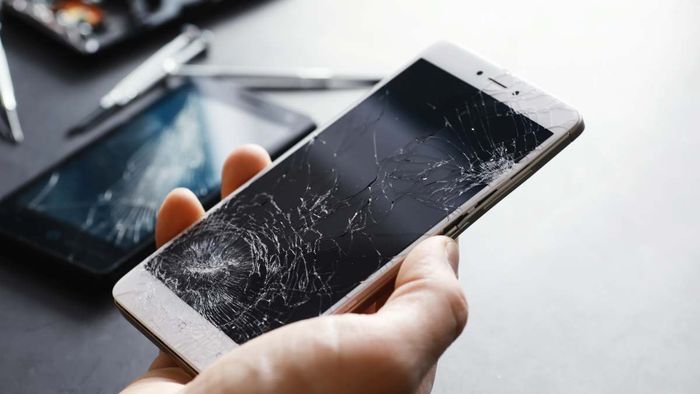 Nguyên nhân nào khiến màn hình điện thoại dễ bị vỡ?