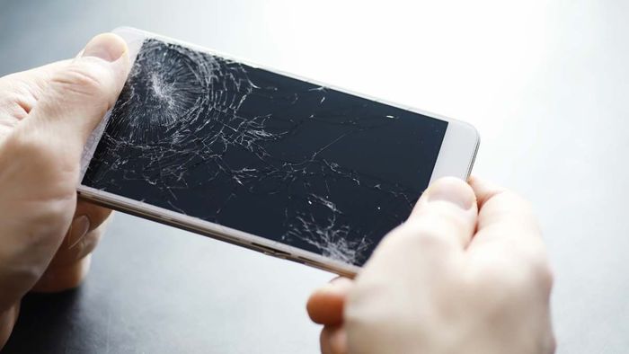 Lý do cần sửa chữa màn hình điện thoại bị vỡ: Nguy cơ đứt tay