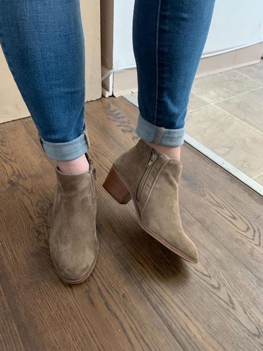A reviewer displaying the heel of the ankle boots.