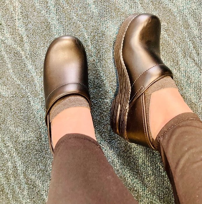 A reviewer wearing clogs