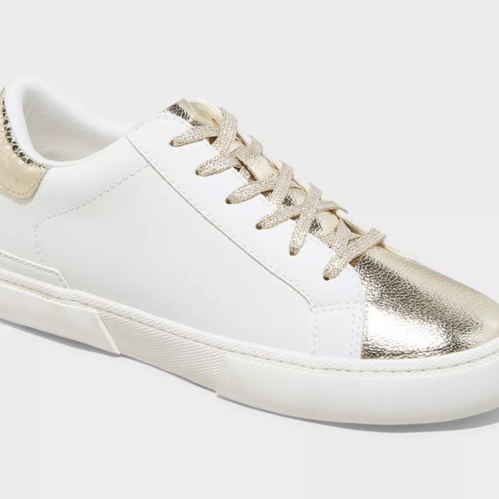 White sneakers with metallic gold details, perfect for a variety of fashion combinations