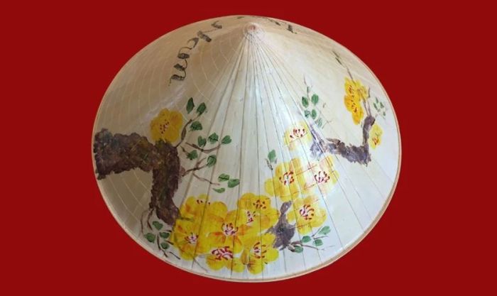 Trang trí nón lá ngày Tết bằng hình ảnh hoa mai vàng rực rỡ