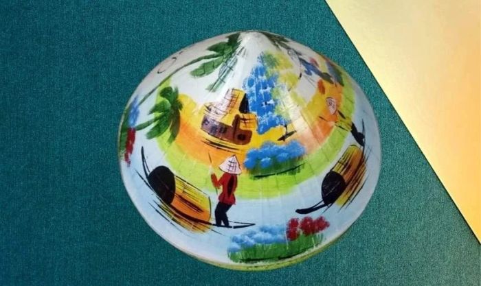 Tranh phong cảnh trên nón lá với hình ảnh chiếc thuyền