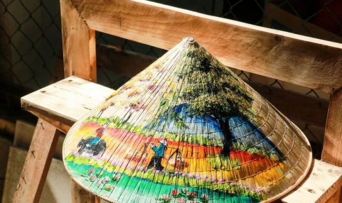 Mẫu trang trí nón lá Tết với hình ảnh quê hương