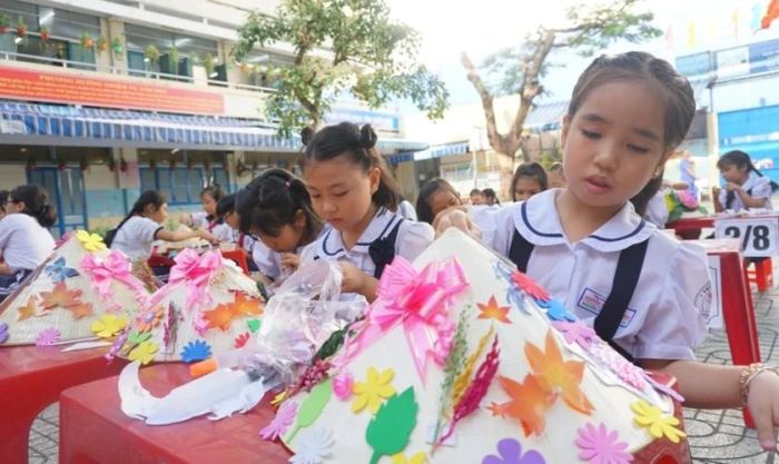 Các bé có thể thỏa sức sáng tạo trang trí nón lá Tết bằng giấy màu