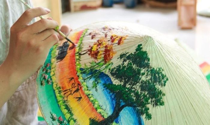 Hình ảnh quê hương được tái hiện sống động trên nón lá