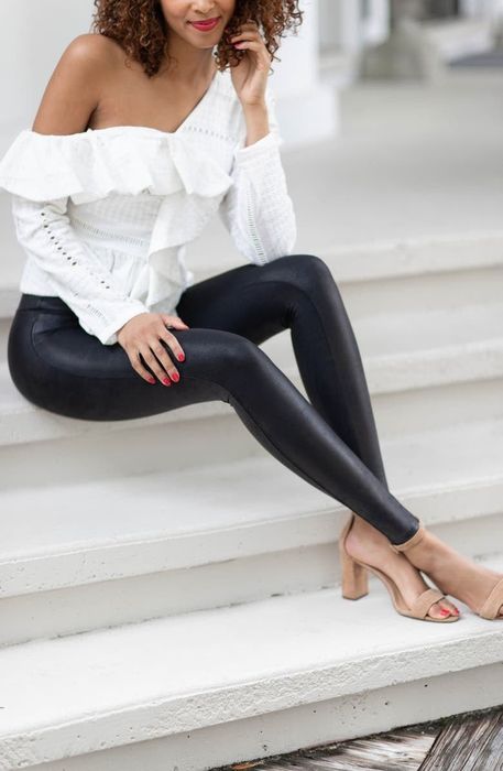 A model seen from the front wearing the leggings
