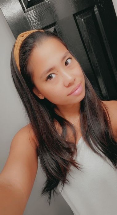 A reviewer wearing the headband in mustard.