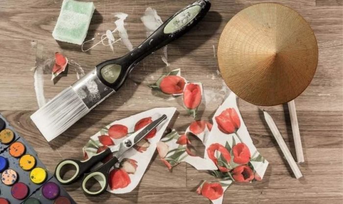 Hãy chuẩn bị đầy đủ các nguyên vật liệu cần thiết để trang trí nón lá