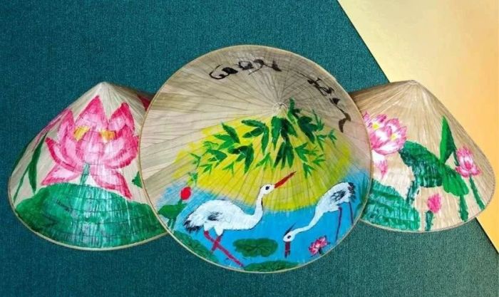 Hình ảnh cây tre xanh và cò trắng thường được sử dụng phổ biến trên nón lá