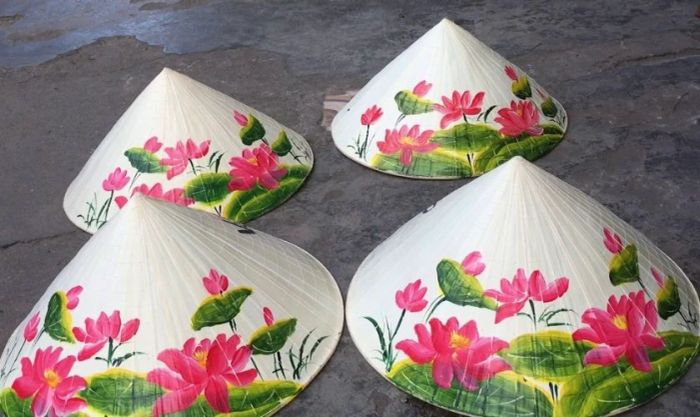 Mẫu vẽ hoa sen trang trí nón lá ngày Tết để tham khảo