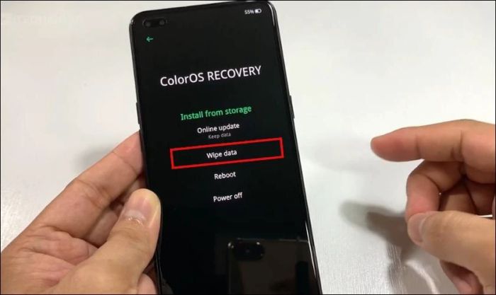 Chọn tiếp mục Wipe data để tiếp tục quá trình