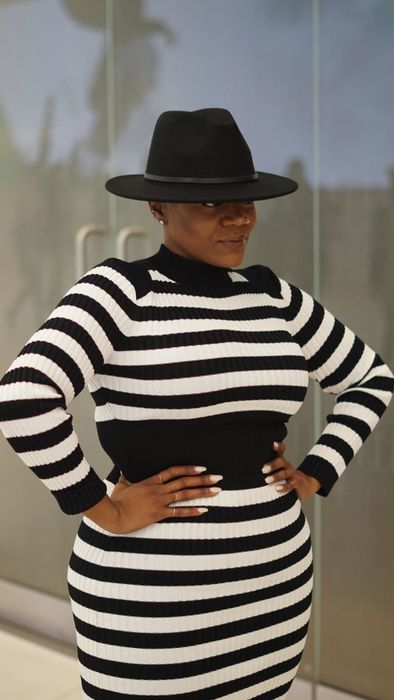 A reviewer sporting the black version of the hat.