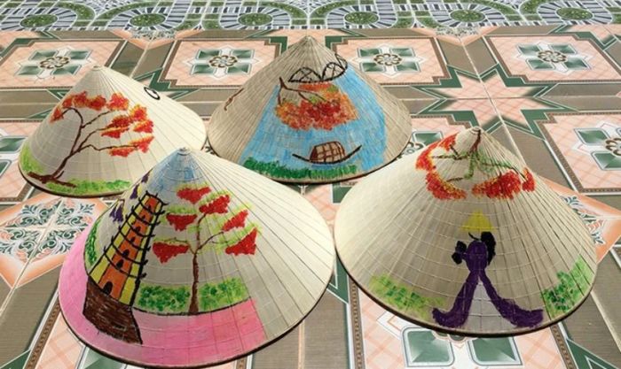 Tranh vẽ trang trí nón lá với hình ảnh chiếc thuyền