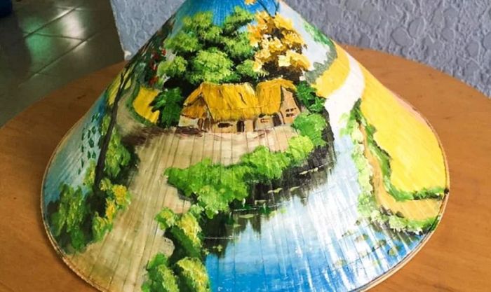 Trang trí nón lá ngày Tết với hình ảnh phong cảnh quê hương
