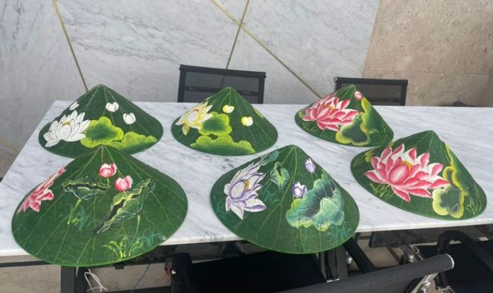 Hoa sen hồng nổi bật mang ý nghĩa phong thủy trong ngày Tết