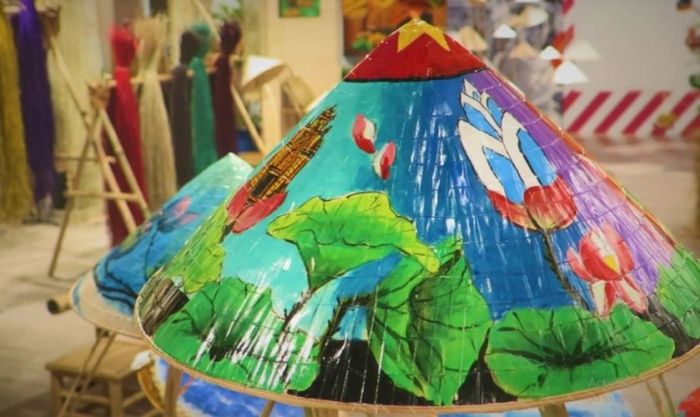 Mẫu trang trí nón lá với hình ảnh quê hương đơn giản nhưng đẹp mắt