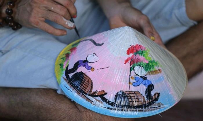 Vẽ hình ảnh chiếc thuyền để trang trí nón lá