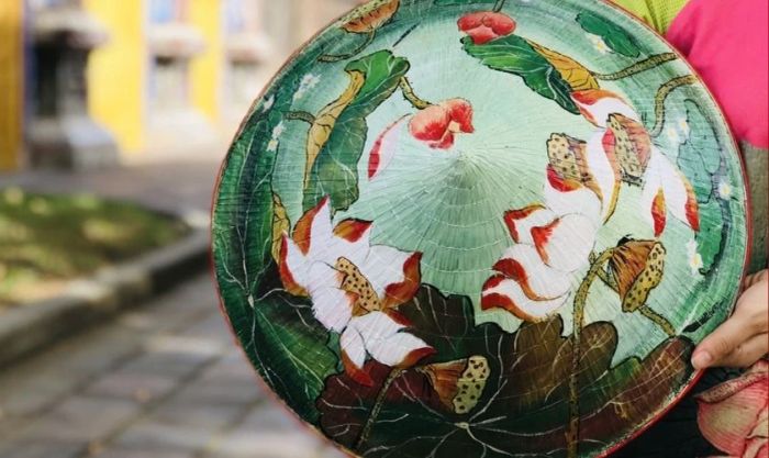 Vẽ hình ảnh hoa sen để trang trí nón lá một cách ấn tượng