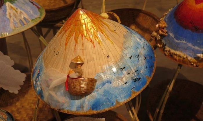 Sáng tạo với hình ảnh chiếc thuyền nổi 3D để trang trí nón lá