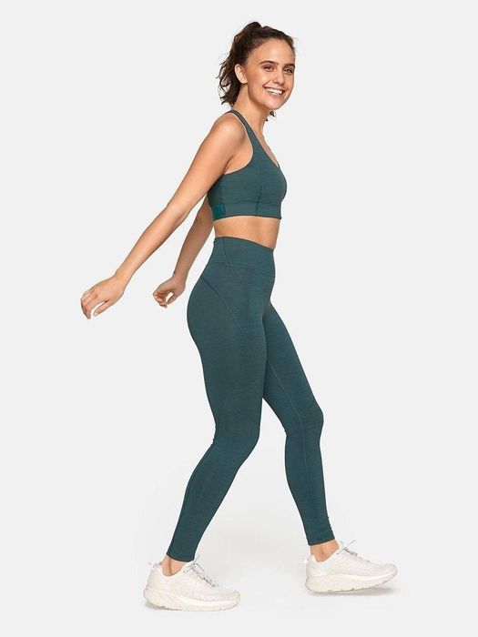 A model displaying the leggings in the shade of evergreen.