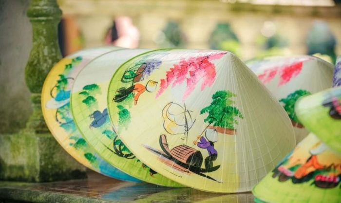 Mẫu trang trí nón lá kết hợp hình ảnh thuyền đò truyền thống