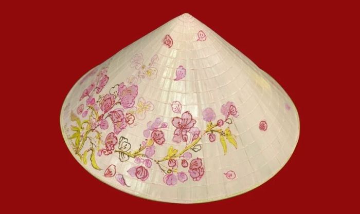 Trang trí nón lá với hoa đào hồng rực rỡ