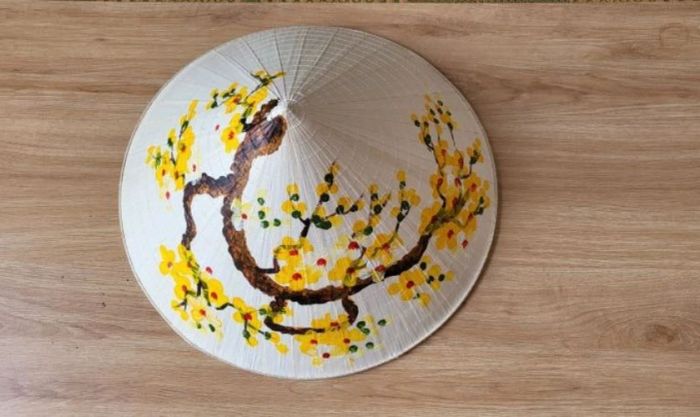 Trang trí nón lá với cành mai vàng khoe sắc ấm áp