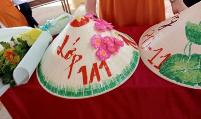 Tận dụng hoa giấy để tạo điểm nhấn cho nón lá