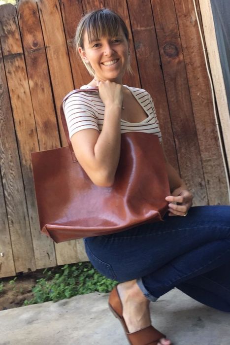 Reviewer wearing a brown tote bag