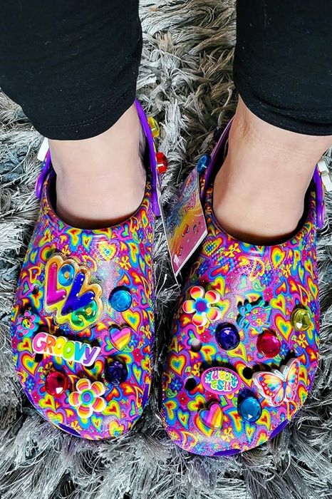 The reviewer is wearing shoes in the photo.