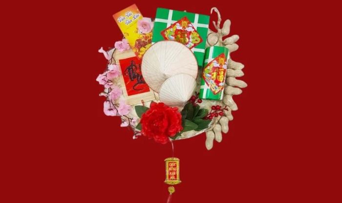 Trang trí nón lá đơn giản với hình ảnh bao lì xì đầy màu sắc