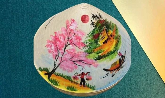 Trang trí nón lá với hình ảnh cây đào cổ thụ đầy ấn tượng